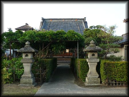 阿弥陀寺石灯籠と植栽の先に見える本堂