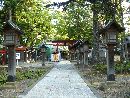 蚕養国神社参道に敷き詰められた石畳みと木製燈籠