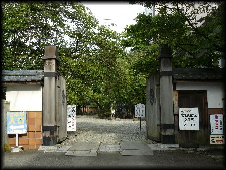 興徳寺境内正面に設けられたごつい木戸門