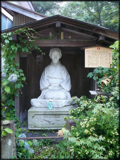 塚原ヒサの像