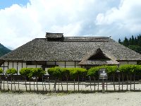 �{�w�i����h�F�������������j�𐳖ʂ���ʂ����ʐ^